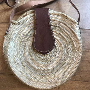 CLASSIC ROUNDIE WITH FASTENING AND STRAPS